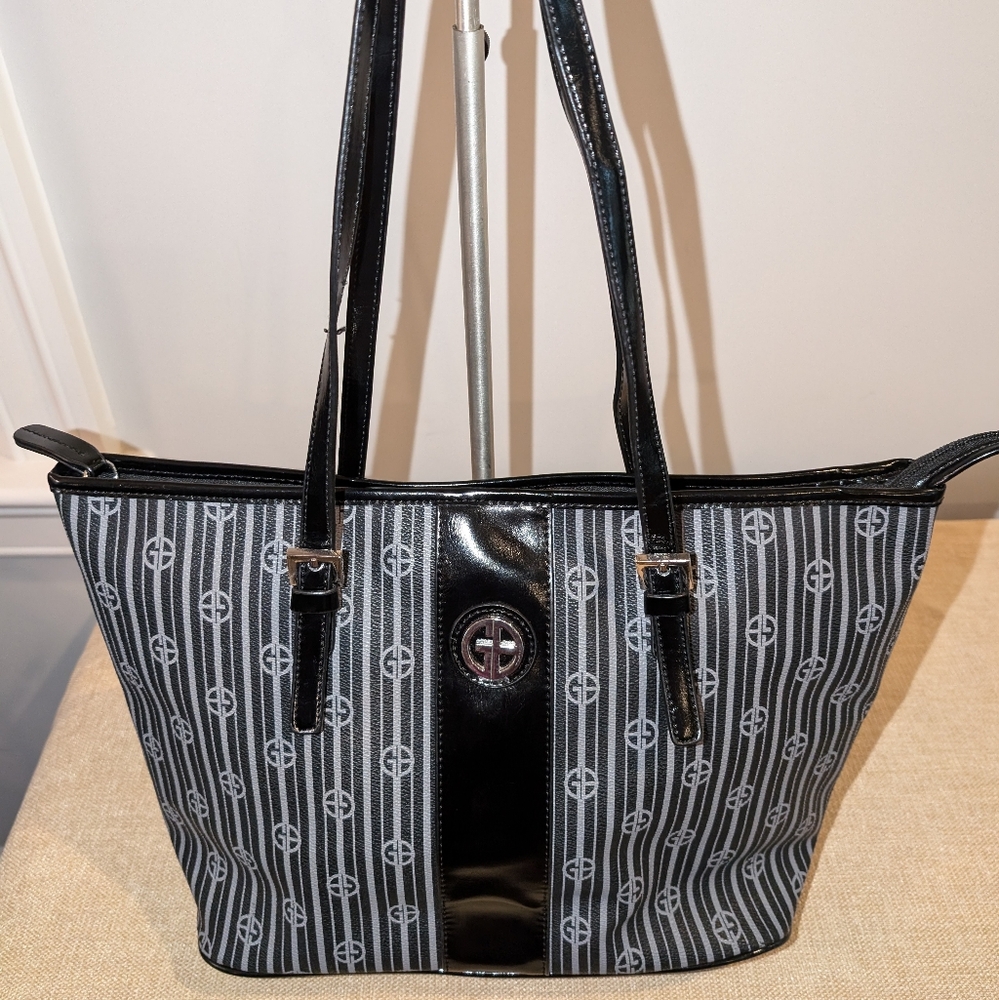 Giani Bernini Signature  Zip Tote Like New Condition